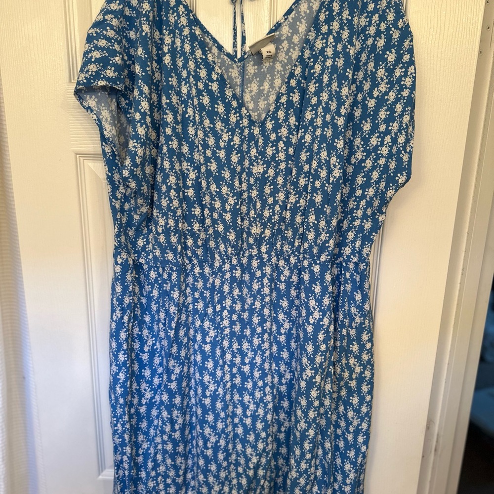 Ava & Viv Blue and White Floral V-Neck Dress
